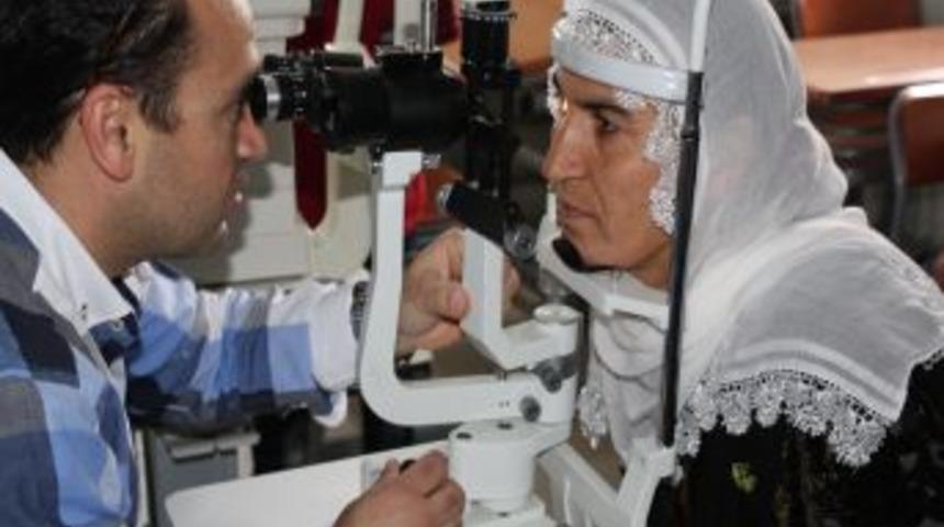 Tarsus&rsquo;ta, G&ouml;n&uuml;ll&uuml; Doktorlar 80 &Ouml;ğrenci Ve 25 Aileye Sağlık Taramasından Ge&ccedil;irdi