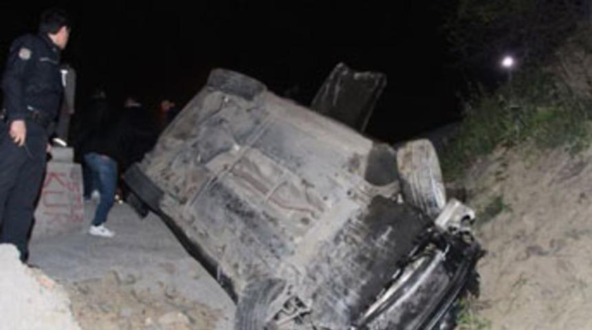 Otomobil u&ccedil;uruma yuvarlandı