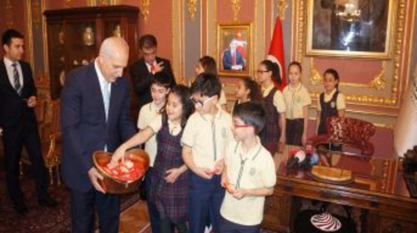 H&uuml;seyin Avni Mutlu, Koltuğunu Defne Turan'a Devretti