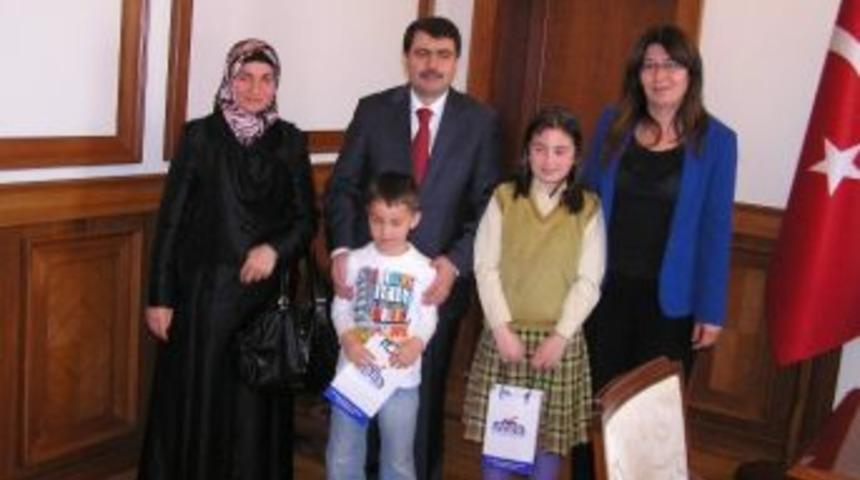 Malatya Valiliği Makamına Oturan &Ouml;ğrenci, İnternet Kafe Yerine Kitap Kafe A&ccedil;ılmasını İstedi