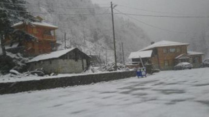 Rize&rsquo;de Kar Yağışı