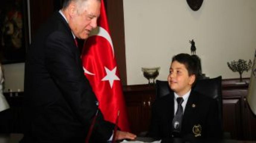 İzmir B&uuml;y&uuml;kşehir'de Koltuğa Temsili Olarak Başar Himmetoğlu Oturdu