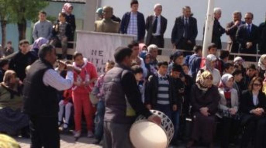 Sabahat Hıfzı G&ouml;z&uuml;b&uuml;y&uuml;k İlk&ouml;ğretim Okulu&rsquo;nda 23 Nisan Kutlamaları