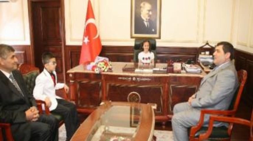 Yozgat&rsquo;ta &Ouml;ğrenciler Makama Oturdu