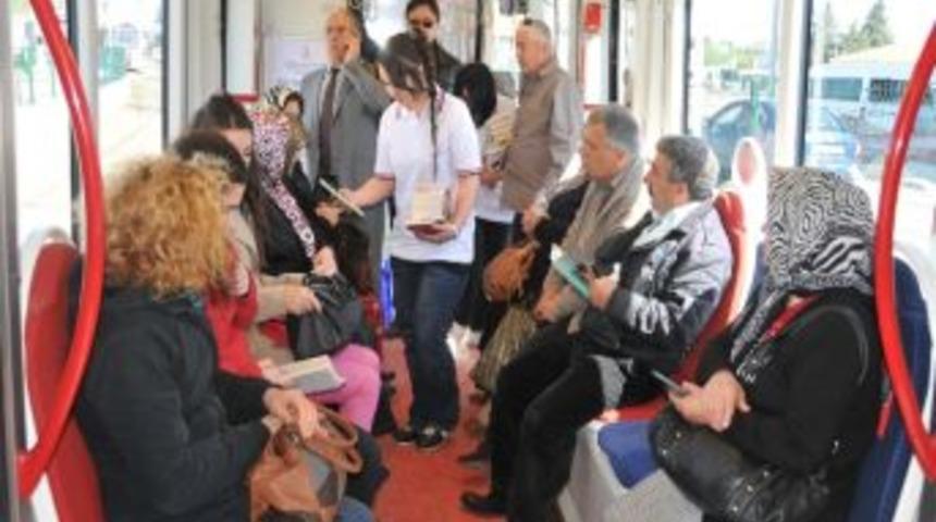 Om&uuml;, Tramvayda Kitap Dağıttı