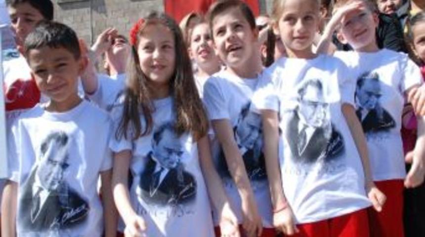 Bin &Ccedil;ocuk Hep Birlikte Şarkılar S&ouml;yledi