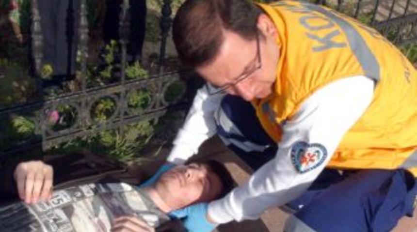 &Ccedil;evre Yoluna Atlayan &Uuml;niversite &Ouml;ğrencisine Otomobil &Ccedil;arptı: 1 Yaralı