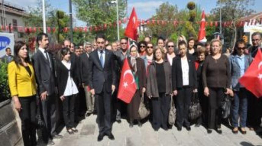 Chp, Atat&uuml;rk Anıtına &Ccedil;elenk Sundu