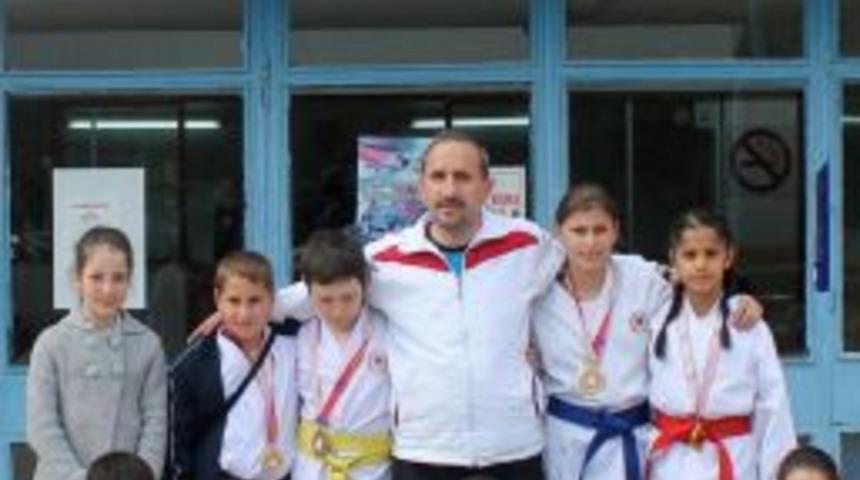 Belediye Başkanı Karatecileri &Ouml;d&uuml;llendirdi.