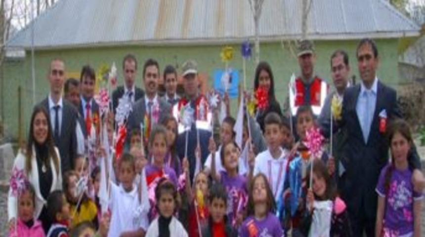 Jandarma 23 Nisan&rsquo;da &Ccedil;ocukları Unutmadı