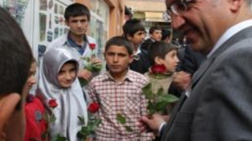 Vali Yurdakul&rsquo;dan &Ccedil;ocuklara Hediye