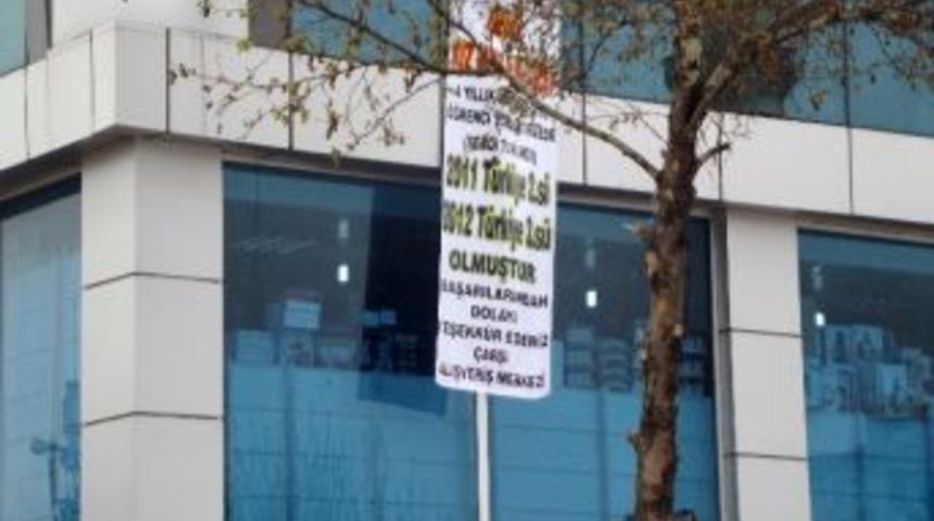 Başarılarını Pankartla Kutladılar