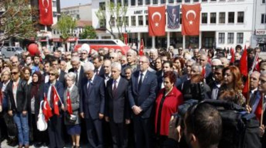 CHP, Valilik Izni Ile Atat&uuml;rk Anıtı&rsquo;na &Ccedil;elenk Koydu
