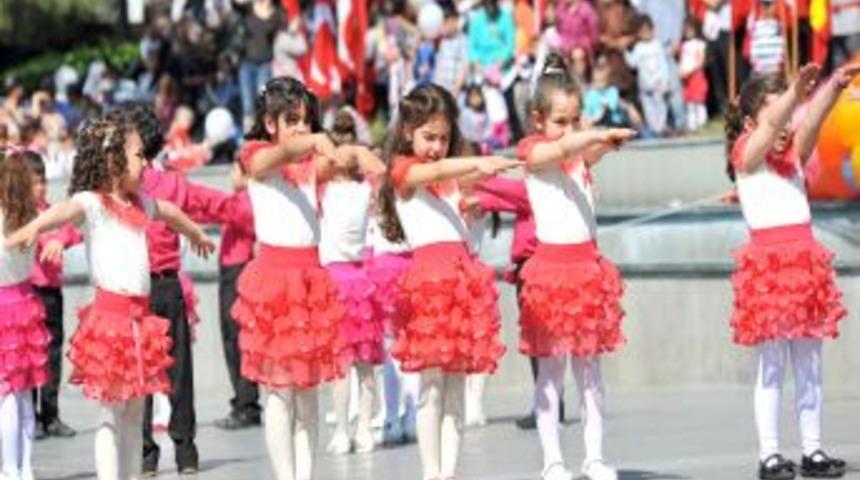 23 Nisan Kutlamalarında &Ccedil;ocuk Oyunları Sahnelendi