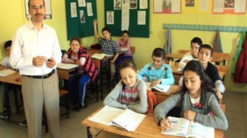 &Ouml;ğrencileri I&ccedil;in Her G&uuml;n 210 Kilometre Yol Katediyor