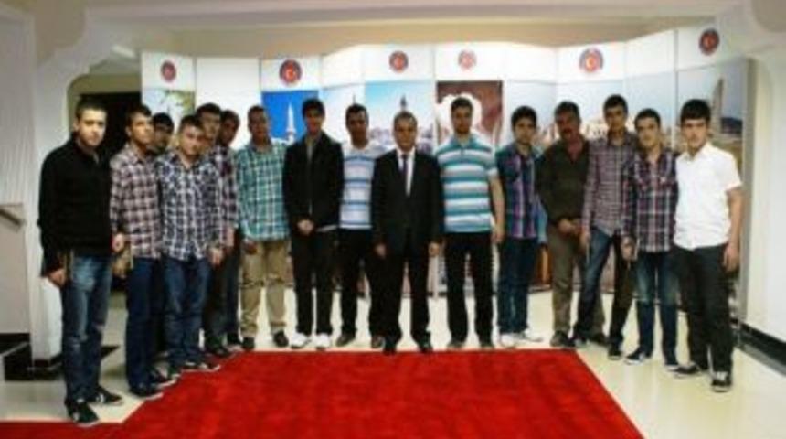 Burdur&rsquo;dan Gelen &Ouml;ğrenciler, Kilis Valisi Tapsız&rsquo;a Ziyarette Bulundu