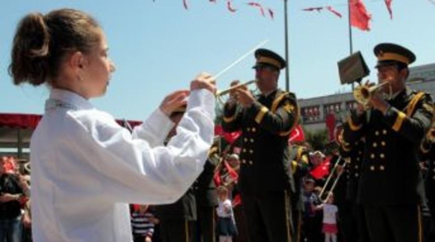 Minik Eller Askeri Bandoyu Y&ouml;netti