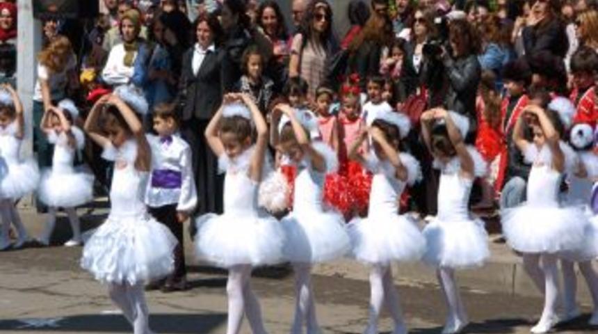 Diyarbakır 23 Nisan 'Hayat Bayram Olsa' Şarkısı Eşliğinde Kutlandı