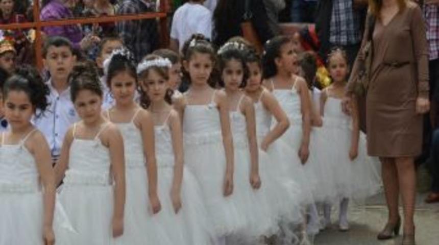 Edremit&rsquo;te &Ouml;ğrencilerin G&ouml;sterileri Ve Kıyafetleri B&uuml;y&uuml;ledi