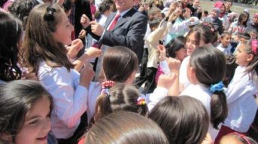 Vali Yardımcısı Horozoğlu &Ouml;ğrencilerle &Ccedil;iftetelli Oynadı