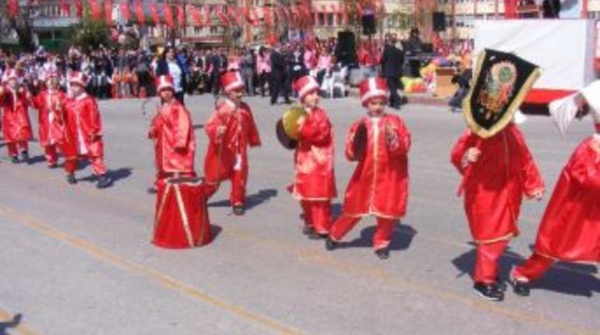 Minik Mehteranların 23 Nisan Bayramı'ndaki G&ouml;sterisi Ayakta Alkışlandı