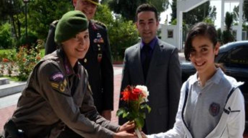 İl Jandarma Komutanı Koltuğunu Kız &Ouml;ğrenciye Devretti