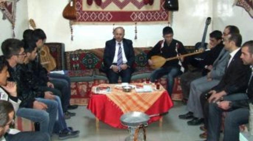 Vali Azizoğlu, Gen&ccedil;lik Merkezini Ziyaret Etti