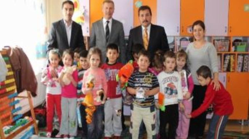 Edremit&rsquo;te Başkan &Ccedil;ağlar 23 Nisan&rsquo;da &Ccedil;ocuklara Hediye Dağıttı