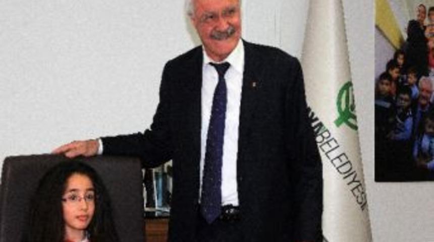 Başkan Tanık Koltuğunu 23 Nisan&rsquo;da Rengin Ablayla Paylaştı