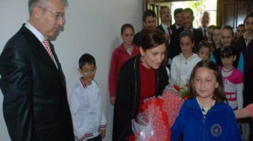 &Ccedil;ocukları Konakta Kabul Etti