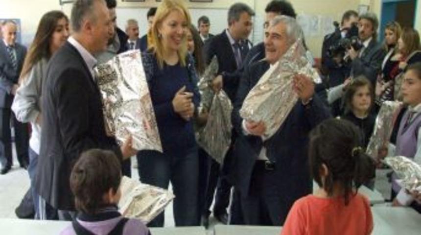 Yıldızlı &Ouml;ğrencilerden, Şavşatlı Miniklere 23 Nisan Hediyesi