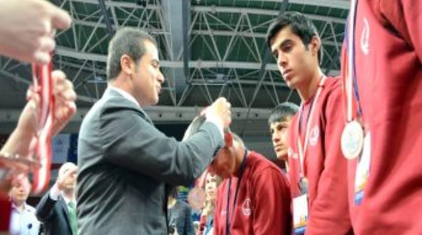 Bayan Erdoğan, Mikrofonun Azizliğine Uğradı