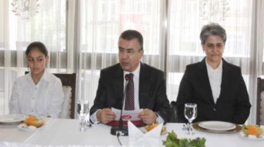 Hatay Valisi, 28 Başarılı &Ouml;ğrenciyle Yemekte Bir Araya Geldi