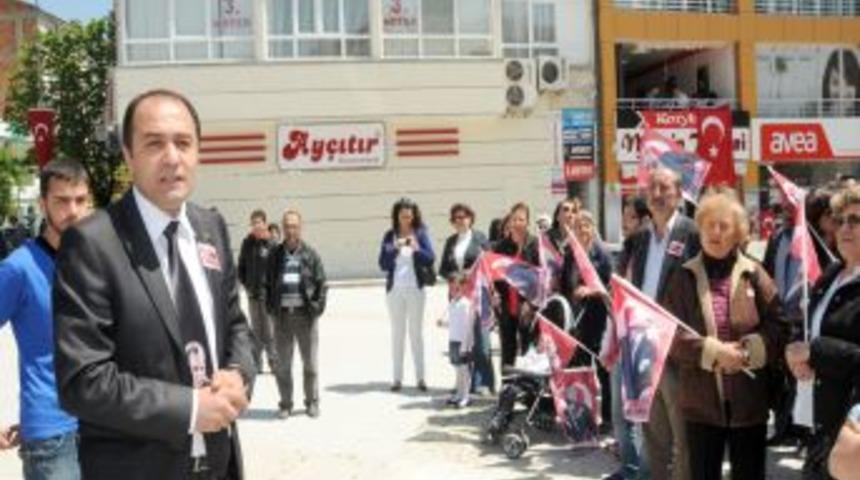 CHP Polatlı Il&ccedil;e Teşkilatı, Atat&uuml;rk Anıtı'na &Ccedil;elenk Sundu