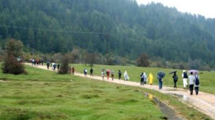 Yağmur Altında Kilometrelerce Y&uuml;r&uuml;d&uuml;ler