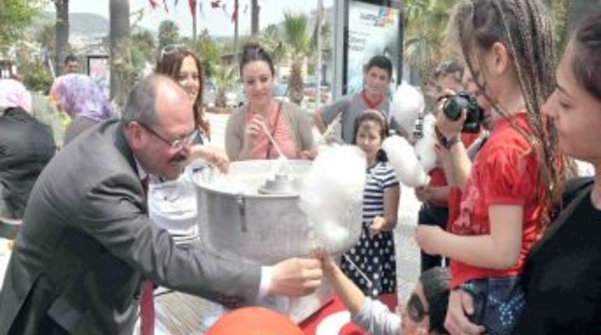 Kuşadası Belediye Başkanı Altung&uuml;n &Ccedil;ocuklara Pamuk Helva Dağıttı