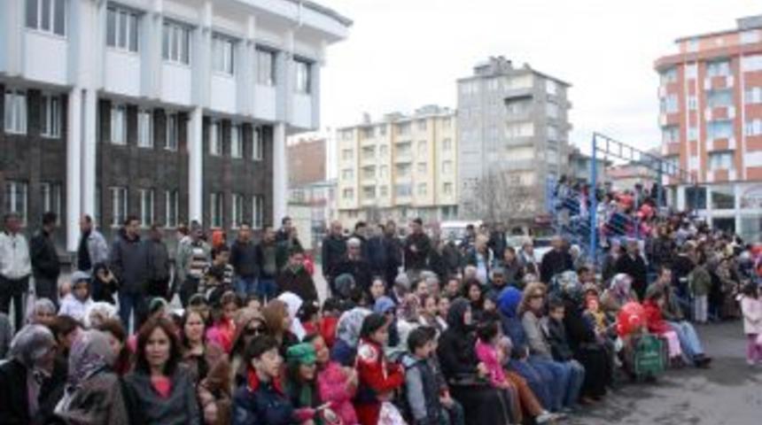 Kars'ta 23 Nisan Soğuk Havada Kutlandı