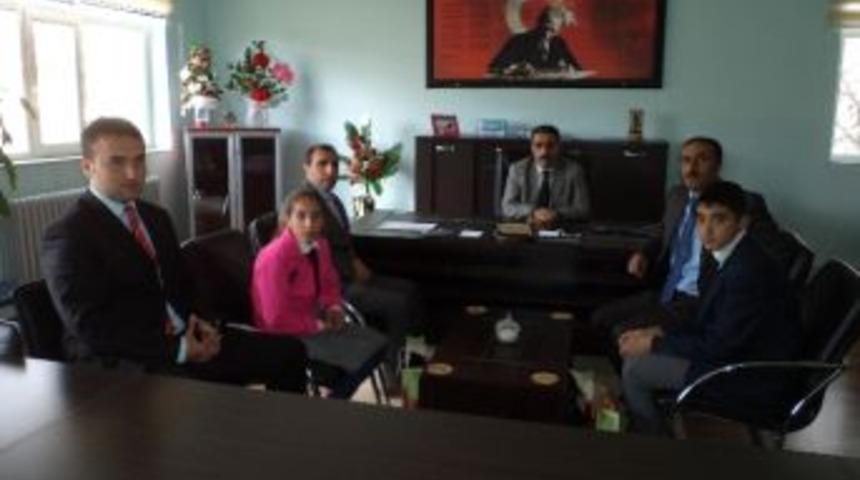 M&uuml;d&uuml;r Avcı&rsquo;dan Başarılı &Ouml;ğrencilere &Ouml;d&uuml;l