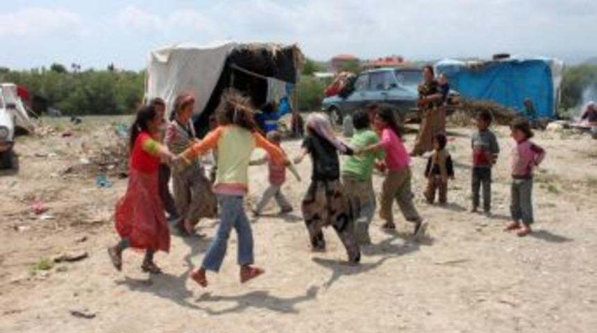 Tarım Iş&ccedil;isi &Ccedil;ocuklar, Bayramlarını &Ccedil;amurdan Pasta Ile Kutladı