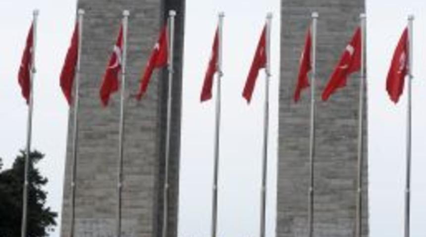 &Ccedil;anakkale Şehitliklerinde 23 Nisan Yoğunluğu Yaşandı