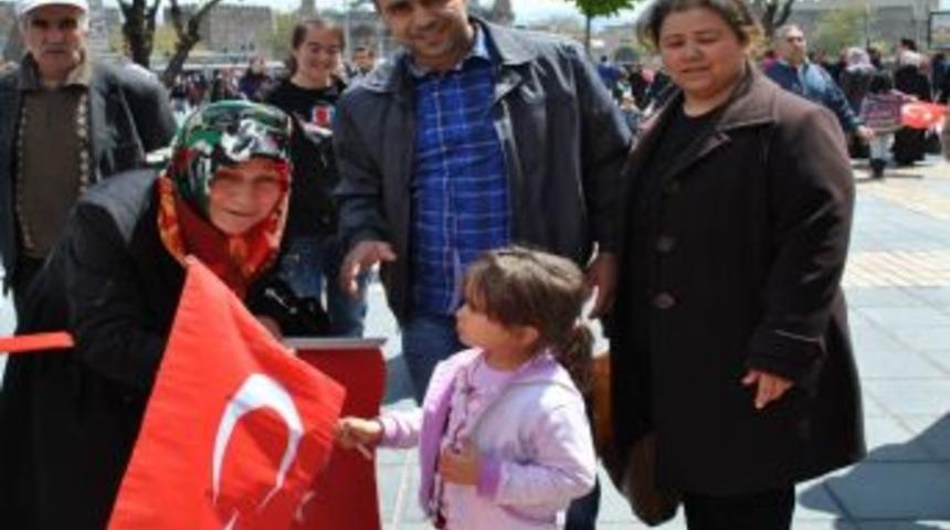 Ak Parti Teşkilatı'nda Bayrak Dağıtımı Devam Etti