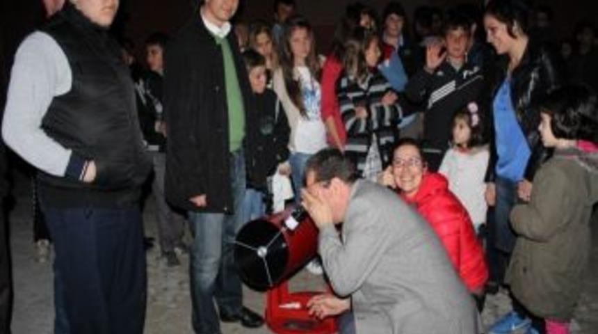 Manyaslı &Ouml;ğrenciler G&ouml;ky&uuml;z&uuml;n&uuml; İzleyecek