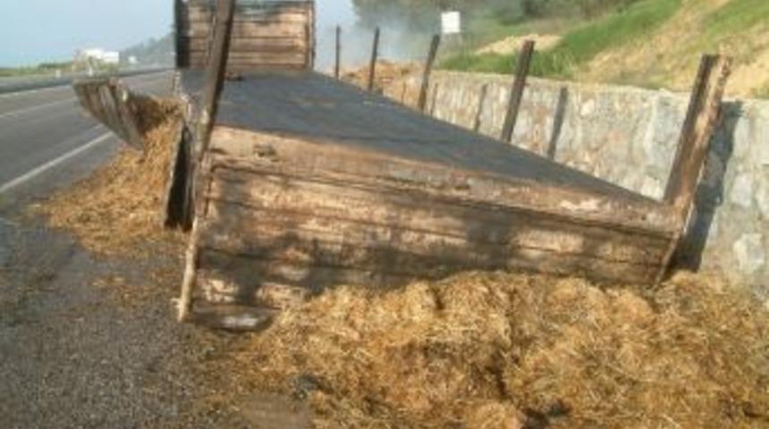 Seyir Halindeki Saman Y&uuml;kl&uuml; Tır Yandı