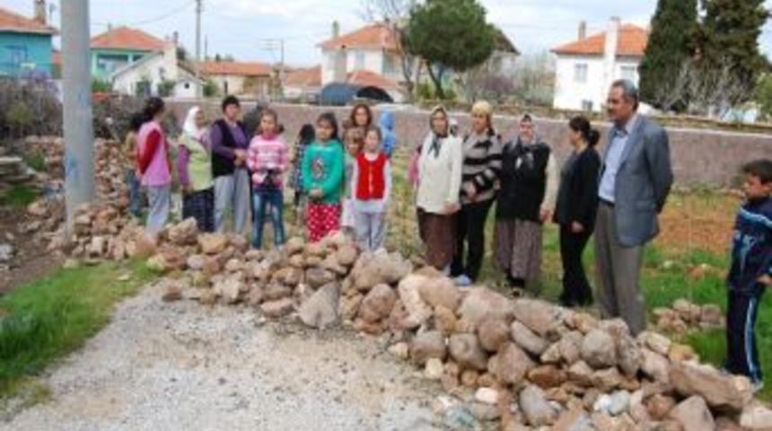 Eşme&rsquo;de Vatandaşların Yol İsyanı