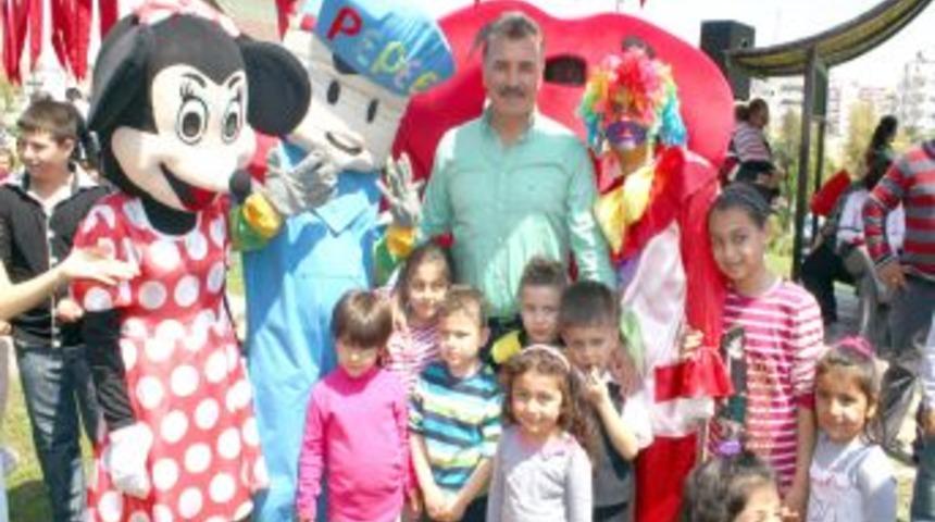 Toroslar'da 23 Nisan Şenlik Havasında Ge&ccedil;ti