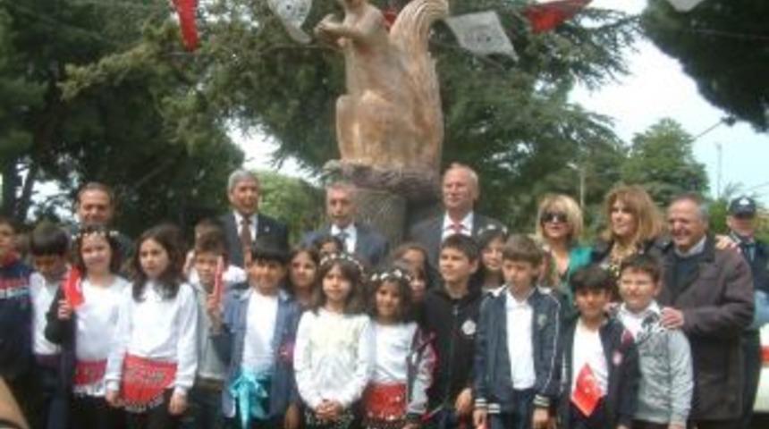 Burhaniye&rsquo;de Sincap Heykeli A&ccedil;ıldı