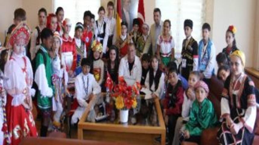 D&uuml;nya &Ccedil;ocukları Galatasaraylı Futbolcularla Buluştu