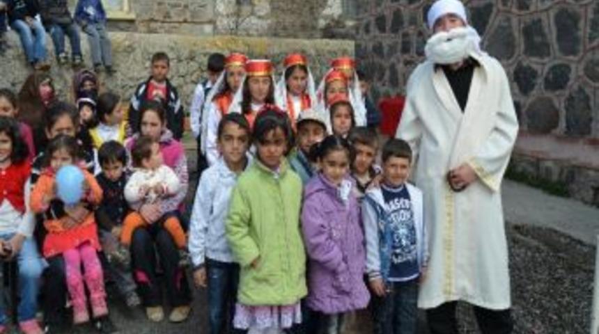 G&ouml;n&uuml;l El&ccedil;ileri Grubundan Farklı 23 Nisan Etkinliği