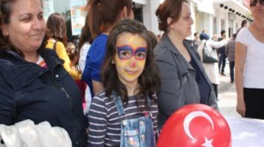 Sara&ccedil;lar Caddesi&rsquo;ndeki Etkinliklerde &Ccedil;ocuklar G&uuml;n Boyu Eğlendi
