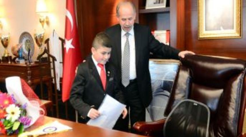 Belediye Başkanlığı Koltuğu, K&uuml;&ccedil;&uuml;k Mervan'a Emanet Edildi